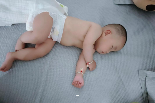 眉山宝宝脚心出汗怎么回事